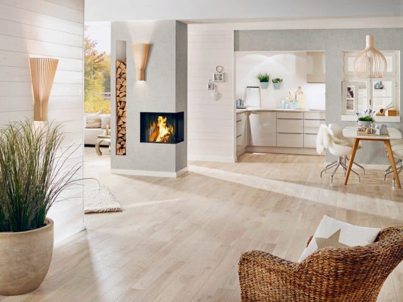 Mit dem gebürsteten und matt weiß behandelten Faseprofil aus Fichte lassen sich moderne, hochwertige Wandakzente setzen. (Foto: HLC/Osmo)