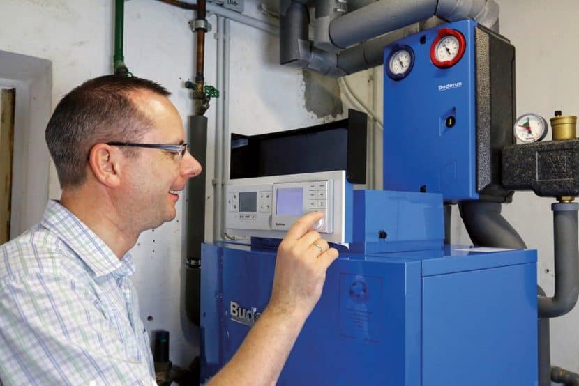 Mit einer vergleichsweise einfachen Maßnahme wie der Heizungsmodernisierung können hohe Energieeinsparungen erreicht werden. (Foto: HLC/ IWO)