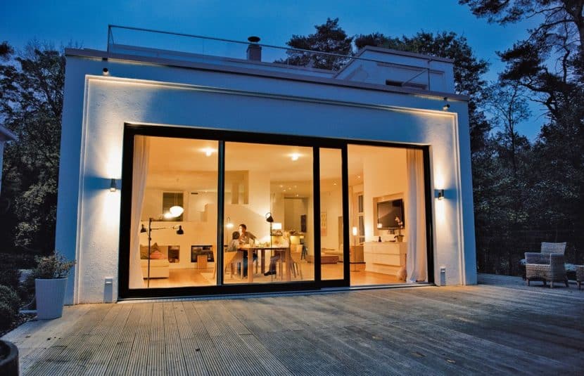 Mit einer intelligenten Beleuchtungssteuerung und dem entsprechenden Szenario empfängt uns das Zuhause am Abend in stimmigem Licht. (Foto: HLC/Hager Vertriebsgesellschaft)